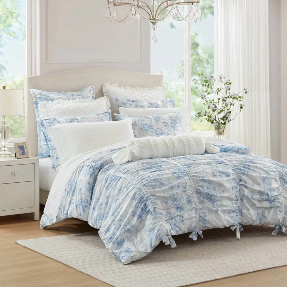 Elegant Blue and White Twin/Twin XL Comforter Toile Floral